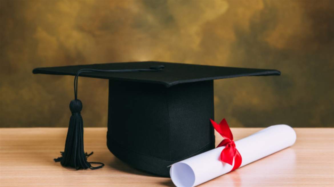 É ilegal eliminação de candidato que  apresenta formação superior ao exigido.